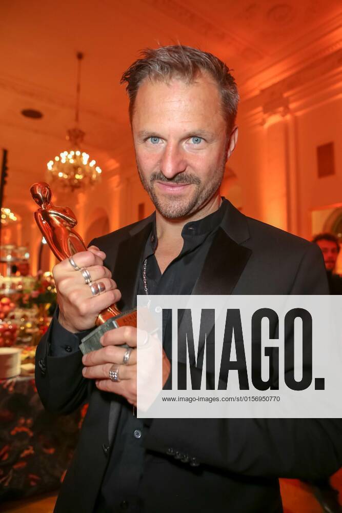 Wiener Hofburg, ROMY - Film- u. TV-Preis, Gala-Verleihung des Fernseh-Preises von ORF u. KURIER im Bild: Philipp Hochmair, -mit d Award, ROMY - Film- u. TV-Preis