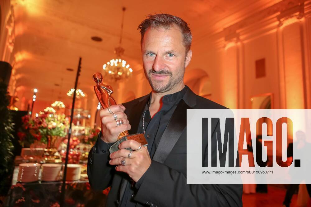 Wiener Hofburg, ROMY - Film- u. TV-Preis, Gala-Verleihung des Fernseh-Preises von ORF u. KURIER im Bild: Philipp Hochmair, -mit d Award, ROMY - Film- u. TV-Preis