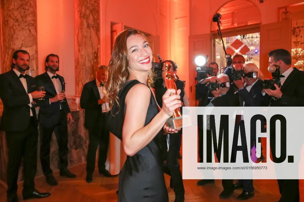Wiener Hofburg, ROMY - Film- u. TV-Preis, Gala-Verleihung des Fernseh-Preises von ORF u. KURIER im Bild: Antonia Moretti, -mit d Award, -und Medien Rummel, ROMY - Film- u. TV-Preis