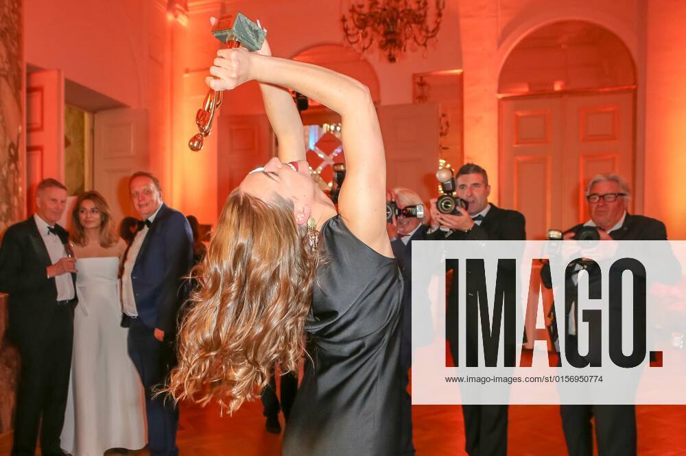 Wiener Hofburg, ROMY - Film- u. TV-Preis, Gala-Verleihung des Fernseh-Preises von ORF u. KURIER im Bild: Antonia Moretti, -mit d Award, -und Medien Rummel, ROMY - Film- u. TV-Preis
