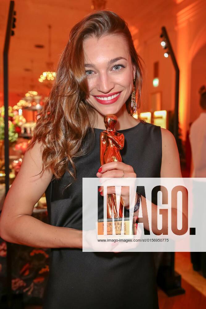 Wiener Hofburg, ROMY - Film- u. TV-Preis, Gala-Verleihung des Fernseh-Preises von ORF u. KURIER im Bild: Antonia Moretti, -mit d Award, ROMY - Film- u. TV-Preis