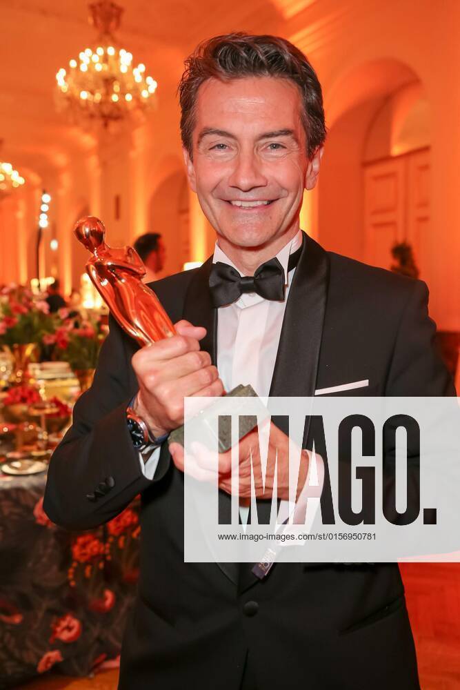 Wiener Hofburg, ROMY - Film- u. TV-Preis, Gala-Verleihung des Fernseh-Preises von ORF u. KURIER im Bild: Roland Weißmann -ORF Generaldirektor, -mit d Award, ROMY - Film- u. TV-Preis