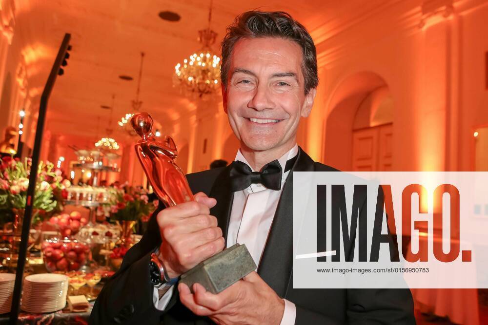 Wiener Hofburg, ROMY - Film- u. TV-Preis, Gala-Verleihung des Fernseh-Preises von ORF u. KURIER im Bild: Roland Weißmann -ORF Generaldirektor, -mit d Award, ROMY - Film- u. TV-Preis