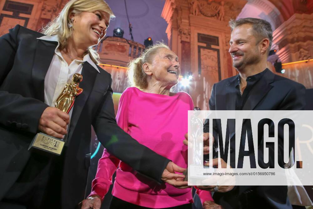 Wiener Hofburg, ROMY - Film- u. TV-Preis, Gala-Verleihung des Fernseh-Preises von ORF u. KURIER im Bild: Corinna Milborn, Erni Mangold, Philipp Hochmair, -mit d Award, ROMY - Film- u. TV-Preis