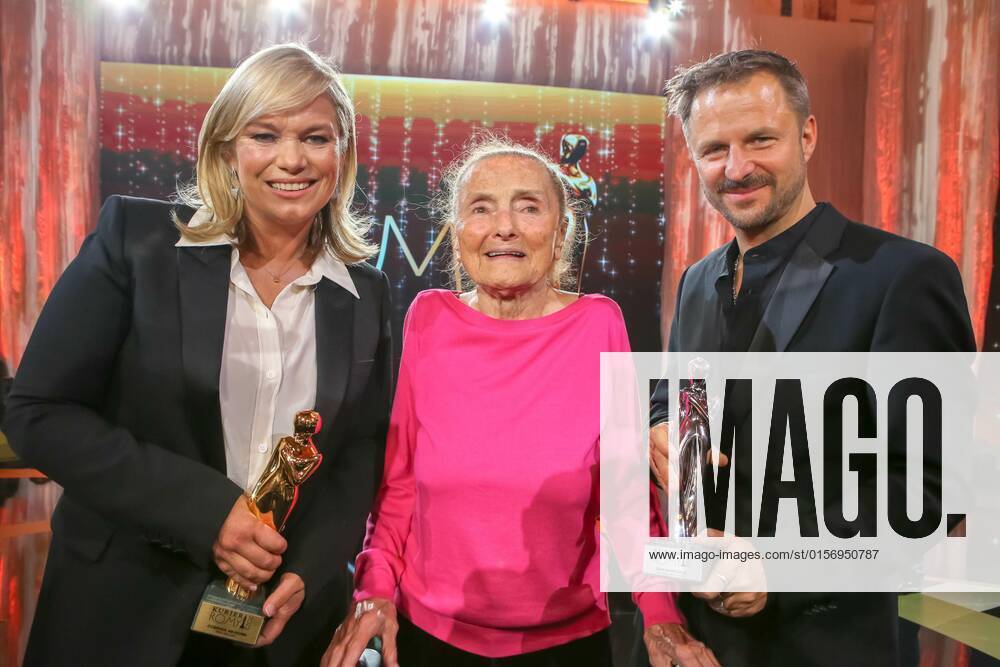 Wiener Hofburg, ROMY - Film- u. TV-Preis, Gala-Verleihung des Fernseh-Preises von ORF u. KURIER im Bild: Corinna Milborn, Erni Mangold, Philipp Hochmair, -mit d Award, ROMY - Film- u. TV-Preis