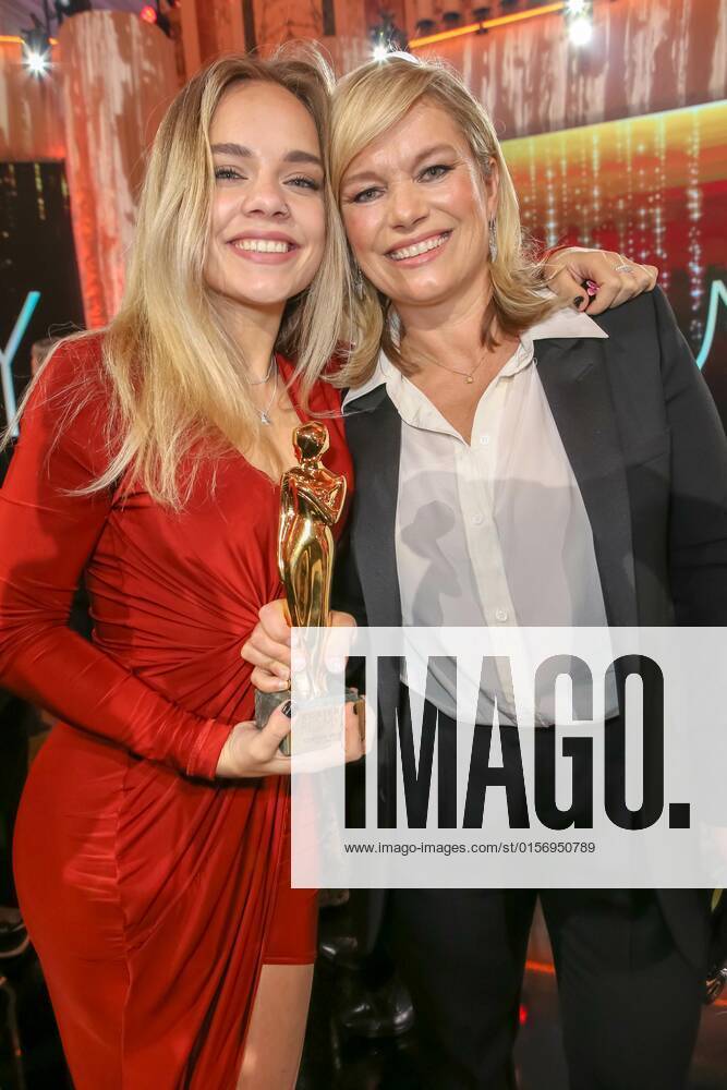 Wiener Hofburg, ROMY - Film- u. TV-Preis, Gala-Verleihung des Fernseh-Preises von ORF u. KURIER im Bild: Corinna Milborn -mit Tochter Luca, -mit d Award, ROMY - Film- u. TV-Preis