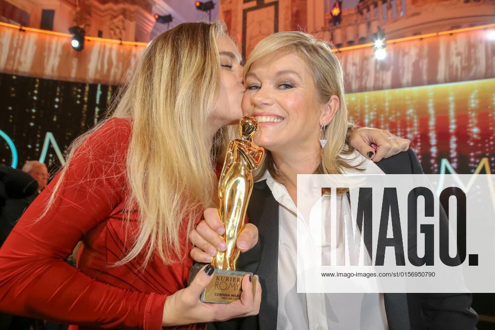 Wiener Hofburg, ROMY - Film- u. TV-Preis, Gala-Verleihung des Fernseh-Preises von ORF u. KURIER im Bild: Corinna Milborn -mit Tochter Luca, -mit d Award, ROMY - Film- u. TV-Preis