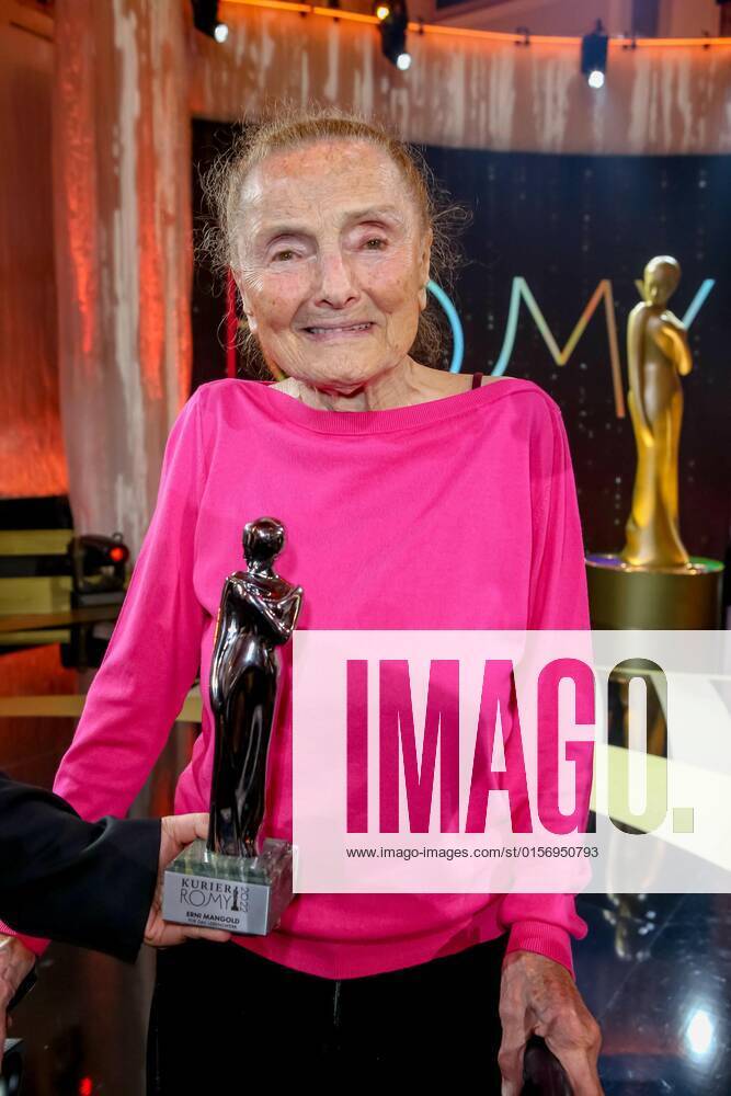 Wiener Hofburg, ROMY - Film- u. TV-Preis, Gala-Verleihung des Fernseh-Preises von ORF u. KURIER im Bild: Erni Mangold, -mit d Award, ROMY - Film- u. TV-Preis