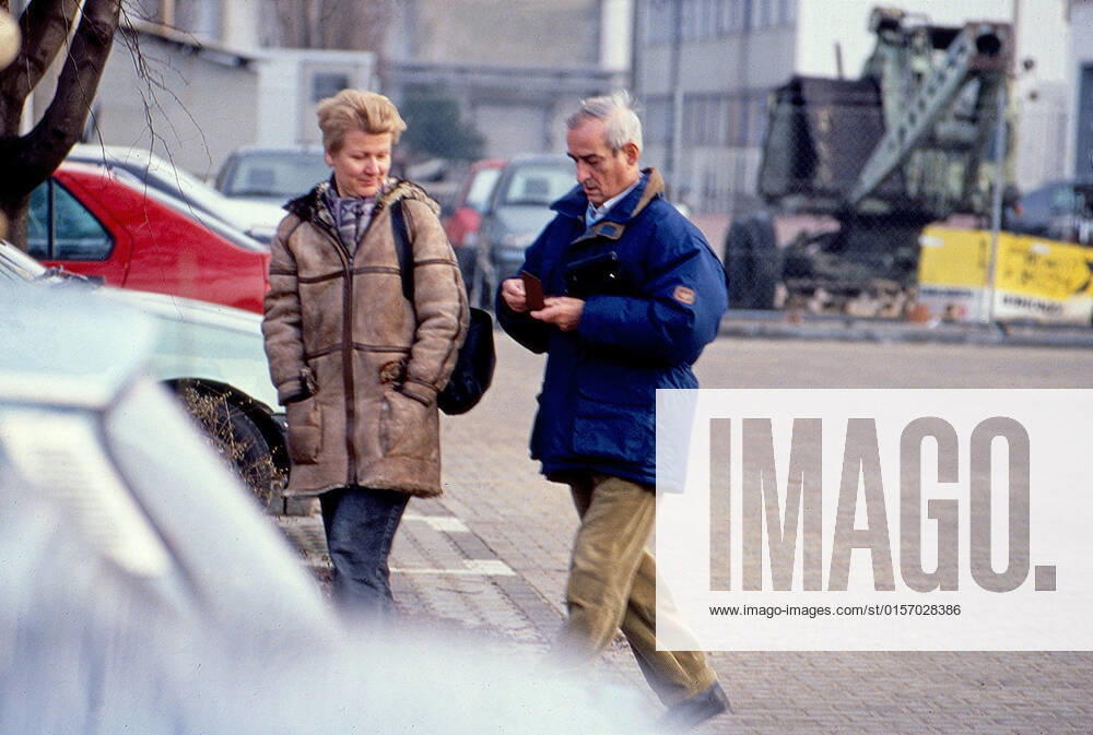Erika Wildau, Tochter von Erich Honecker aus dessen erster Ehe, mit Begleitung auf dem Weg zum Einkauf, Deutschland um 1994.
