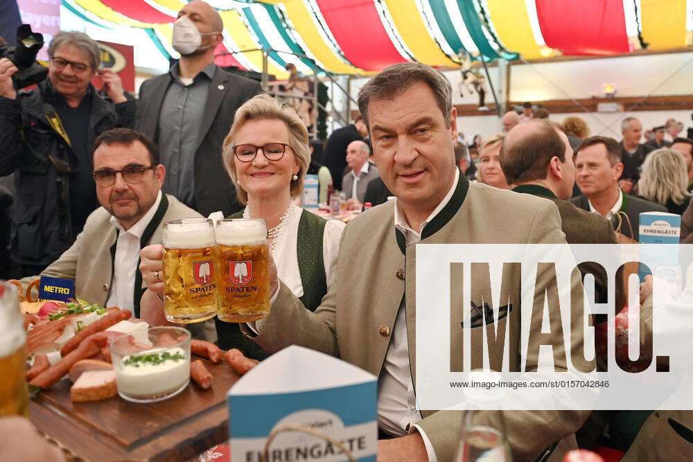 Fruehlingsfest 2022 in Muenchen,Gastrofruehling im Hippodrom Festzelt am 25.04.2022. Markus SOEDER (Ministerpraesident Bayern und CSU Vorsitzender) und Angela INSELKAMMER (Praesidentin DEHOGA Bayern) prosten sich zu.Li:Klaus HOLETSCHEK (CSU,Gesundheitsminister Bayern).