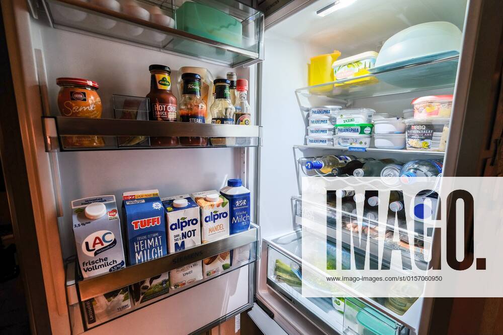 Düsseldorf 25.04.2022 prall gefüllter Kühlschrank offen offener ( Eisschrank ) Lebensmittel Milch Getränke Käse Marmelade Minus L Milch LAC Mandelmilch Hafermilch Alpro laktosefreie Laktoseintoleranz Essen Margarine Joghurt Philadelphia Frischkäse Salat Lebenshaltungskosten Energie Strom Stromkosten Energie-Effizienz Energieeffizienz Energieeinsparverordnung Energieverbrauch Nebenkosten Mietnebenkosten Flügeltür Flügeltüre frisch haltbar Lagerung Haltbarkeitsdatum Temperatur weisse Ware Vorrat Hamsterkauf Hamsterkäufe Supermarkt Discounter Stromverbrauch Klimakiller Klima Umweltschutz Warenkorb Preissteigerung Preiserhöhung Preisindizes Hartz IV Satz Preisstatistik Lebenshaltungskosten Arbeitslosengeld Grundsicherung Sozialleis