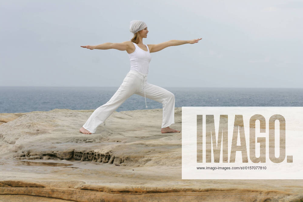 IMAGO Creative: Welttag für psychische Gesundheit am 10. Oktober Yoga, pilates, exercise, model released, , 493834.jpg, active, aerobics, blonde, body, calm, chi, energy, exercise, exercising, female, fit, fitness, flexible, grace, happy, health, healthy, holistic, impact, joy, leisure, life, lifestyle, low, mental, mind, move, ocean, outdoors, peace, people, philosophy, pilates, recreation, rejuvenation, relax, relaxation, rocks, serenity, sporit, sport, stretch, stretching, synergy, tai, woman, women, yang, yin, yoga,