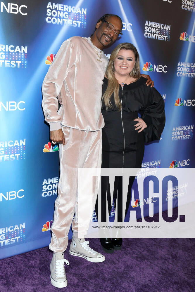 LOS ANGELES - APR 25: Snoop Dogg, Kelly Clarkson at the Americaâ€⠢s Song Contest Semi-finals Red Carpet at Universal Studios on April 25, 2022 in Universal City, CA Universal City USA - ZUMAnc22 20220425_zaa_nc22_209