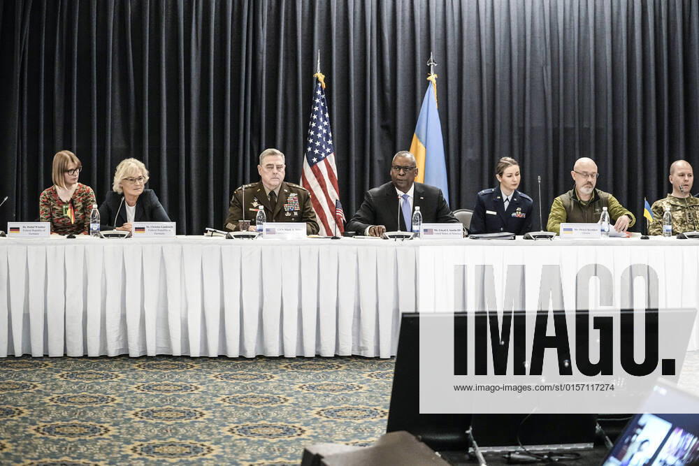 KW17 Spitzentreffen der Verteidigungsminister zum Ukraine-Krieg in Ramstein Aktuell, 26.04.2022, Ramstein Air Base, Lloyd J. Austin III Verteidigungsminister der Vereinigte Staaten von Amerika bei seinen einleitenden Worten zu Beginn des Spitzentreffen der Verteidigungsminister zum Ukraine-Krieg in Ramstein mit Christine Lambrecht Verteidigungsministerin von Deutschland, Mr. Oleksii Reznikov Ukraine, Gen Mark A. Milley Unites States, Dr. Detlaf Waechter Germany Ramstein Rheinland-Pfalz Deutschland