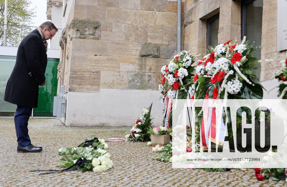 20. Jahrestag Amoklauf Gutenberg-Gymnasium 26.04.2022, Erfurt, Gutenberg-Gymnasium, 20. Jahrestag des Amoklaufes durch Robert Steinhaeuser, bei dem 16 Menschen getoetet wurden (elf Lehrer, eine Referendarin, eine Sekretaerin, zwei Schueler und ein Polizeibeamten wurden erschossen, anschließend toetete er sich selbst) im Bild: Ministerpräsident Bodo Ramelow (Die LINKE) haelt inne vor der Gedenktafel