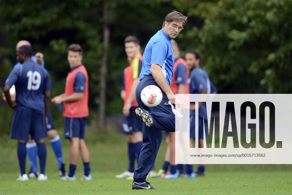 VDV-Trainingscamp --- Fussball --- 1.Bundesliga --- 09.07.2012 Ralf Zumdick (Trainer VDV), Freisteller, Aktion