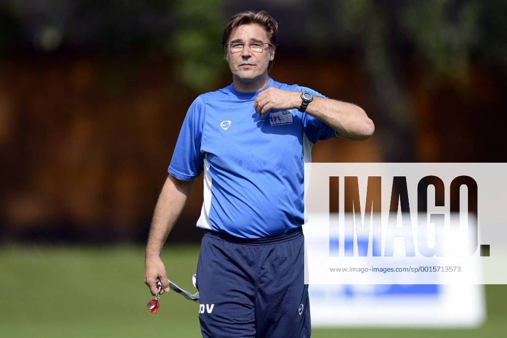 VDV-Trainingscamp --- Fussball --- 1.Bundesliga --- 09.07.2012 Ralf Zumdick (Trainer VDV), mit Pfeife in der Hand, Einzelbild, halbe Figur
