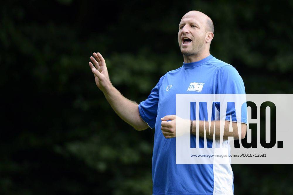 VDV-Trainingscamp --- Fussball --- 1.Bundesliga --- 09.07.2012 Roger Prinzen (Co-Trainer VDV), Gestik, Einzelbild, halbe Figur