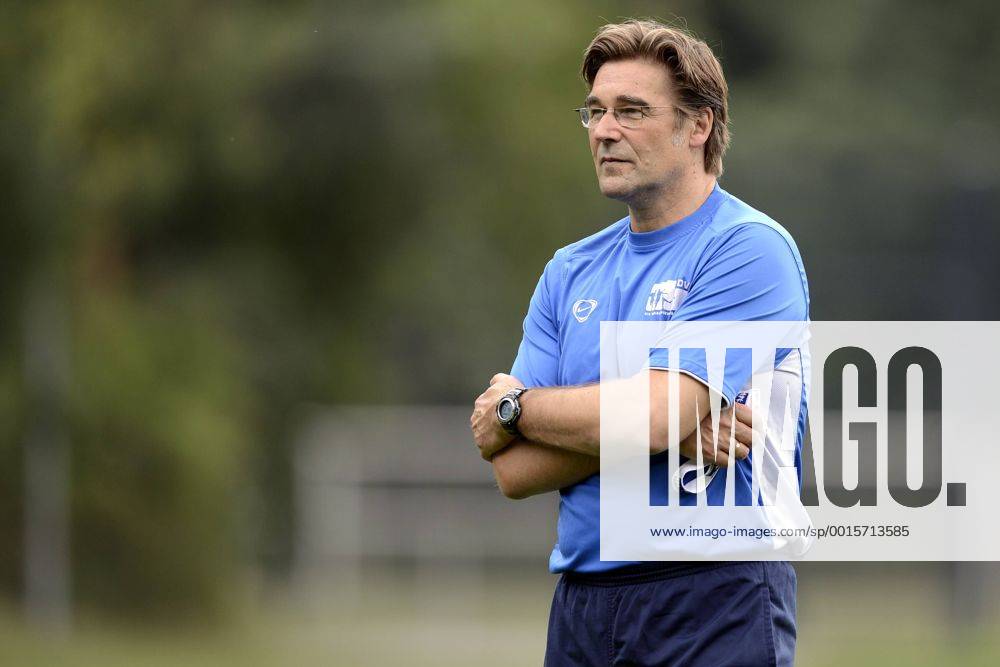 VDV-Trainingscamp --- Fussball --- 1.Bundesliga --- 09.07.2012 Ralf Zumdick (Trainer VDV), Einzelbild, halbe Figur