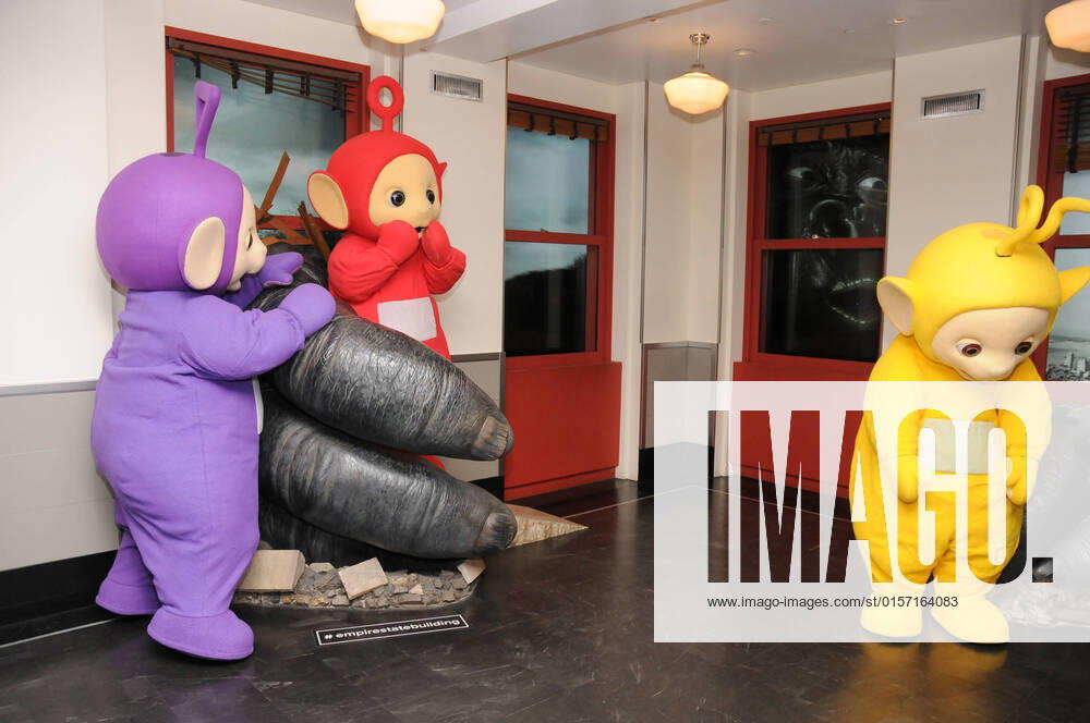 Bilder des Jahres 2022, Entertainment 04 April Entertainment Themen der Woche KW17 April 26, 2022, New York, United States: The Teletubbies visit the Empire State Building to celebrate their 25th Anniversary in New York City. During their visit a contract was signed with Lloyd s of London for 5 million dollars each. New York United States - ZUMAs197 20220426_zaa_s197_048
