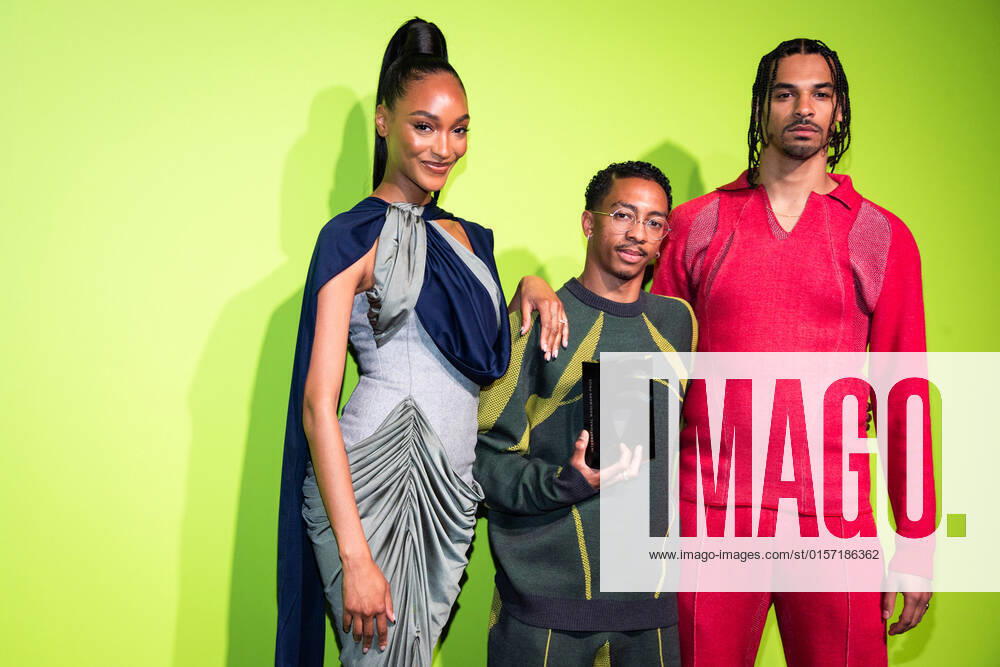 International Woolmark Prize 2022 London, UK. Jourdan Dunn and Saul Nash, winner of the International Woolmark Prize with model in red outfit at the Photocall at the International Woolmark Prize 2022 FINAL in London on 26th April 2022. LMK405-S260422LSAN-001