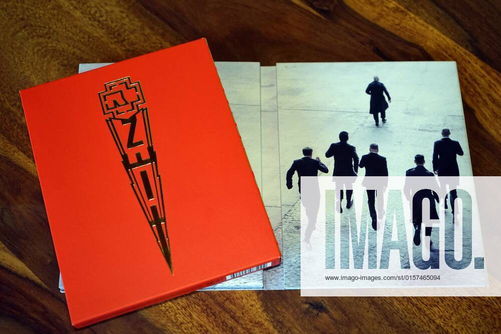 Die neue CD von Rammstein mit dem Titel Zeit ist ab heute erhältlich. Auf dem Foto ist die frisch gekaufte Special-Edition abgebildet. Germany