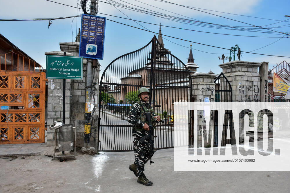 A paramilitary trooper stands guard outside the closed historic Grand Mosque (Jamia Masjid) during the last Friday of Ramadan in Srinagar. Authorities in Kashmir valley prohibited night-long prayers and last Friday of Ramadan congregational prayers at the Grand Mosque (Jamia Masjid) in Srinagar. The decision to not hold the congregational prayers was conveyed to the managing body of the grand mosque on Wednesday night. Srinagar India - ZUMAs197 20220429_zaa_s197_087