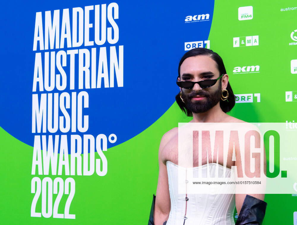 20220429 Amadeus Austrian Music Awards 2022 WIEN, OESTERREICH - 29. APRIL: Moderator und Host Tom Neuwirth a.k.a Conchita am Redcarpet anlaesslich der Verleihung des Amadeus Austria Music Awards 2022 vor dem Wiener Volkstheater am 29. April 2022 in Wien, Oesterreich. 220429_SEPA_17_024