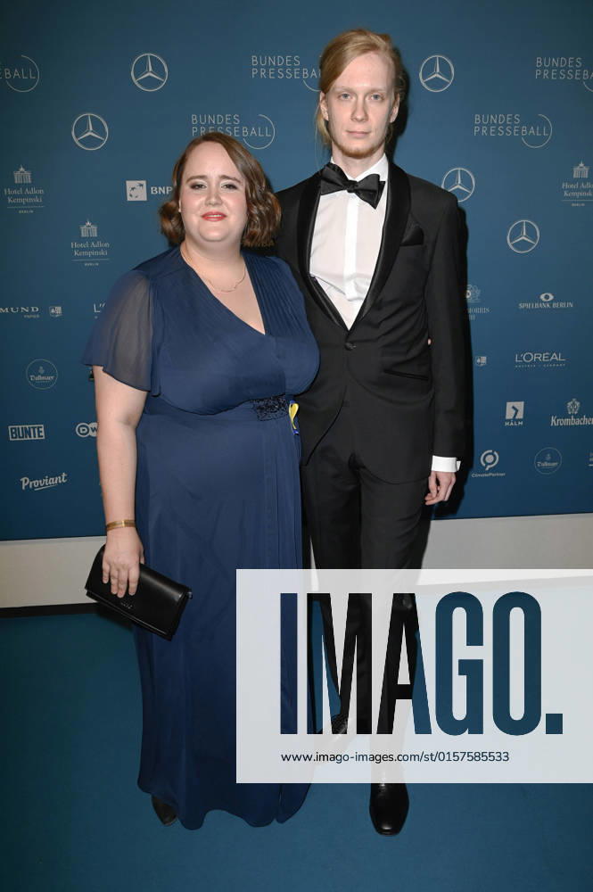 Ricarda Lang mit Partner Florian Wilsch beim 69. Bundespresseball 2022 im Hotel Adlon Kempinski. Berlin