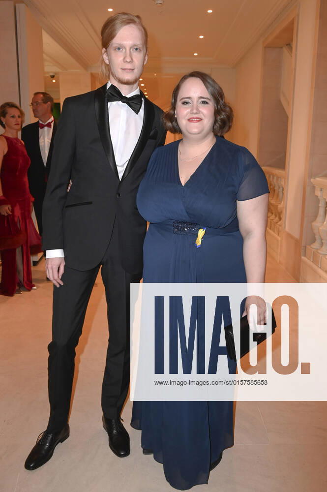 Ricarda Lang mit Partner Florian Wilsch beim 69. Bundespresseball 2022 im Hotel Adlon Kempinski. Berlin