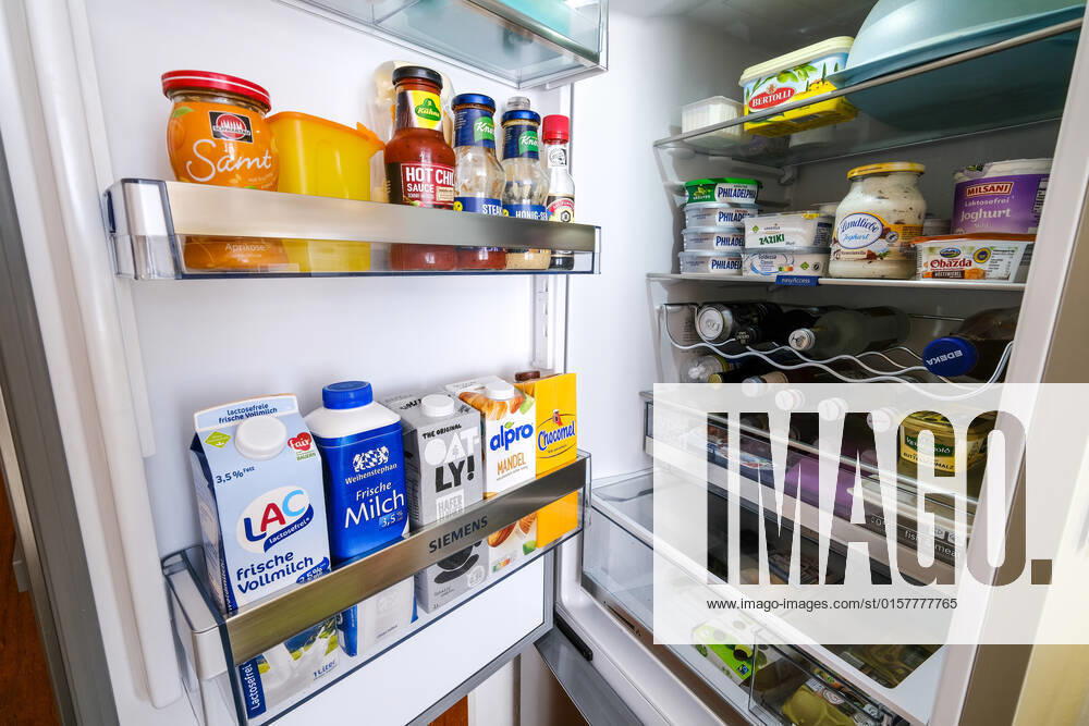 Düsseldorf 02.05.2022 prall gefüllter Kühlschrank offen offener ( Eisschrank ) Lebensmittel Milch Getränke Käse Marmelade Minus L Milch LAC Mandelmilch Hafermilch Alpro laktosefreie Laktoseintoleranz Essen Margarine Chocomel Joghurt Philadelphia Frischkäse Salat Lebenshaltungskosten Energie Strom Stromkosten Energie-Effizienz Energieeffizienz Energieeinsparverordnung Energieverbrauch Nebenkosten Mietnebenkosten Flügeltür Flügeltüre frisch haltbar Lagerung Haltbarkeitsdatum Temperatur weisse Ware Vorrat Hamsterkauf Hamsterkäufe Supermarkt Discounter Stromverbrauch Klimakiller Klima Umweltschutz Warenkorb Preissteigerung Inflation Preiserhöhung Preisindizes Hartz IV Satz Preisstatistik Lebenshaltungskosten Arbeitslosengeld Grund