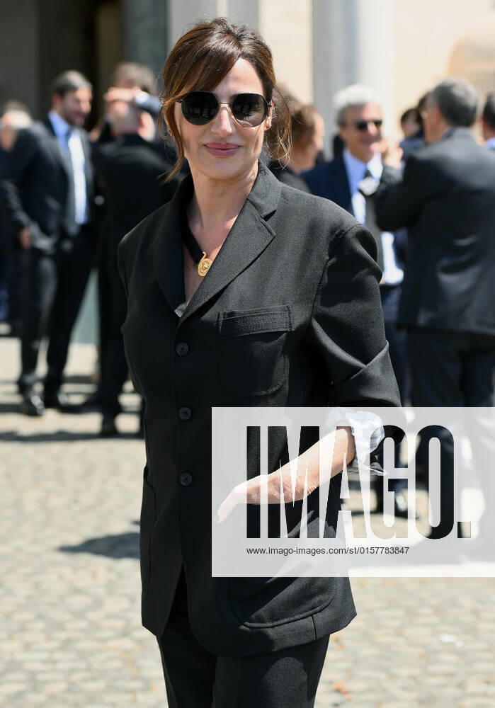 Italian actress Luisa Ranieri leaves after the presentation of the David di Donatello Award 2022 at the Quirinale Palace in Rome, Italy, 02 May 2022. The David di Donatello award is a film prize presented annually to honor the best of Italian and foreign motion picture productions.ANSA ETTORE FERRARI ROME - ZUMAa110 20220502_zaf_a110_048