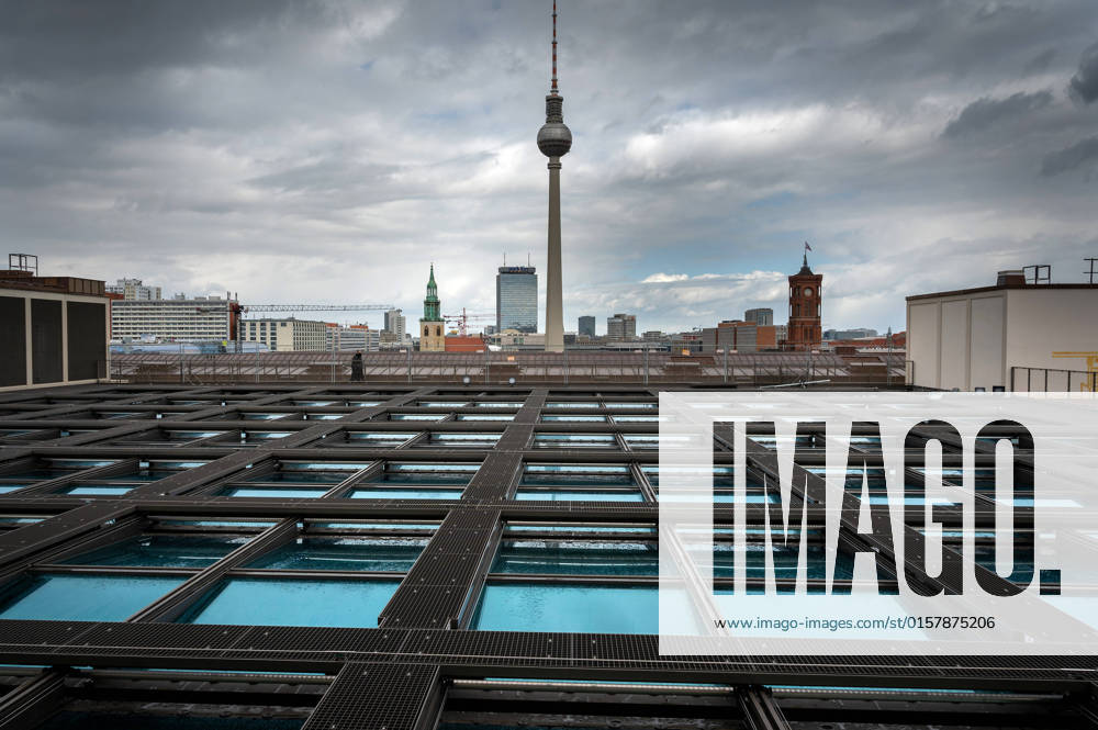 IMAGO Creative: Architektur in Berlin Tourismus Wetter Reisen Architektur Geschichte Restaurierung 09.04.2022 Berlin Mitte Humboldt Forum Das Humboldt Forum ist ein Universalmuseum auf der Spreeinsel in der Historischen Mitte Berlins, Ortsteil Mitte im gleichnamigen Bezirk. Träger ist die Stiftung Humboldt Forum im Berliner Schloss Dachgeschoss Dachterrasse Stadtpanorama Silhouette berlin Humboldt Forum Berlin Deutschland