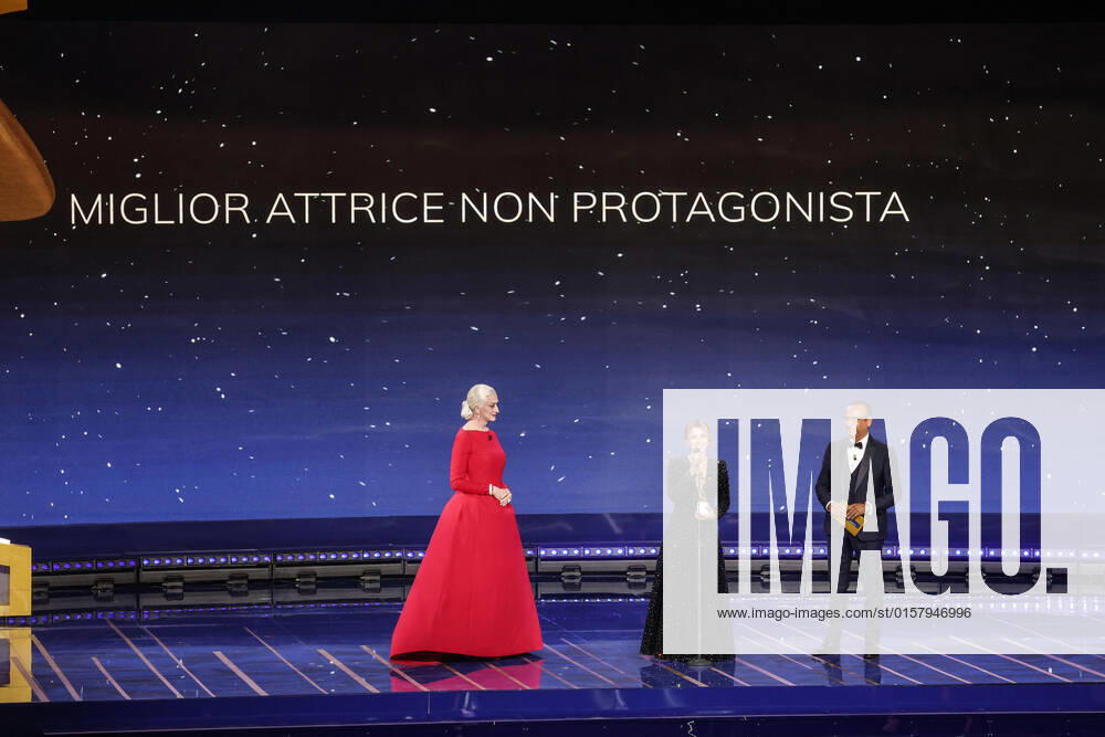 Verleihung des David di Donatello-Preises 2022 in Rom - Die Preisträger May 3, 2022, ROME, Italia: Italian actress Teresa Saponangelo at Cinecitta studios receives award for Best Supporting Actress for her role in E stata la mano di Dio during the 67th edition of the David di Donatello Awards, in Rome, Italy, 3 May 2022. ANSA GIUSEPPE LAMI ROME Italia - ZUMAa110 20220503_zaf_a110_004