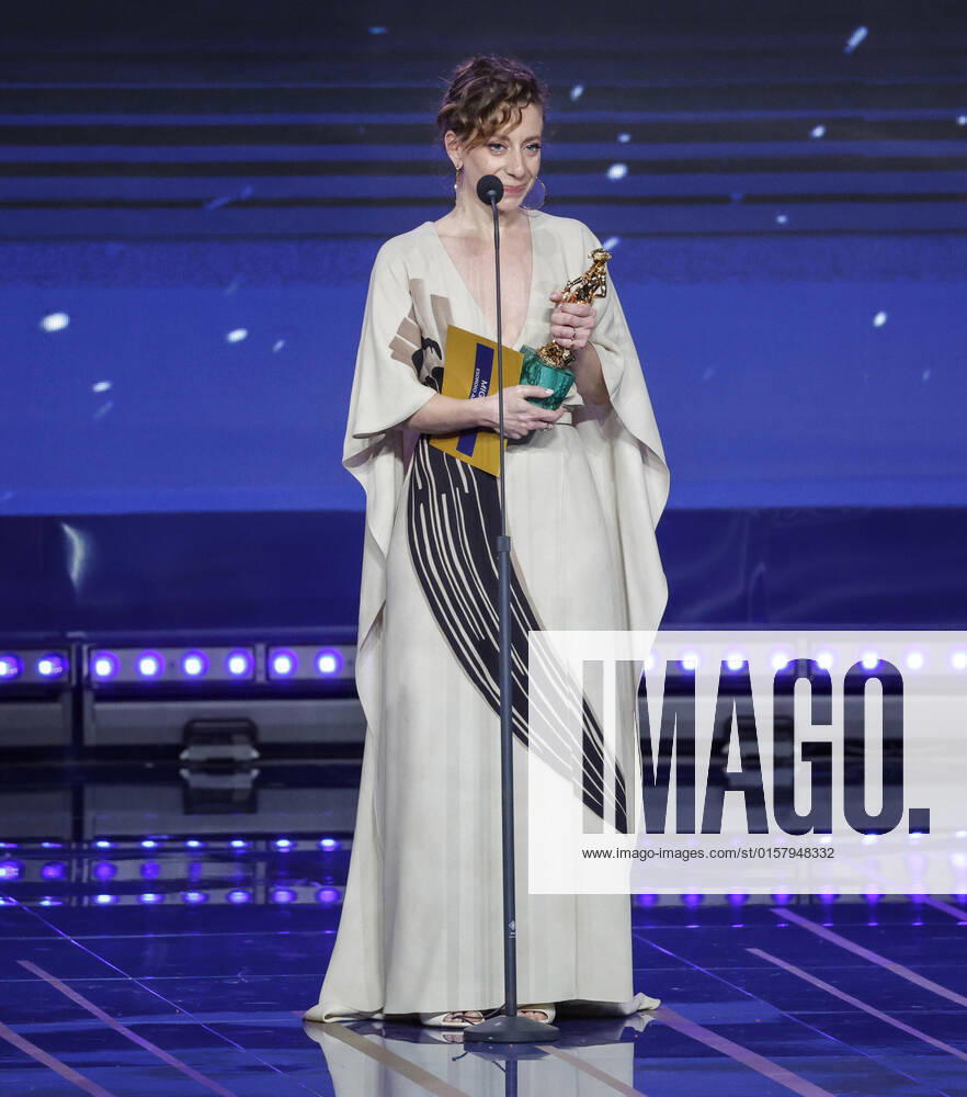 Verleihung des David di Donatello-Preises 2022 in Rom - Die Preisträger May 3, 2022, ROME, Italia: Italian filmmaker Laura Samani at Cinecitta studios receives award for Best Debut Director for Piccolo corpo during the 67th edition of the David di Donatello Awards, in Rome, Italy, 3 May 2022. ANSA GIUSEPPE LAMI ROME Italia - ZUMAa110 20220503_zaf_a110_008