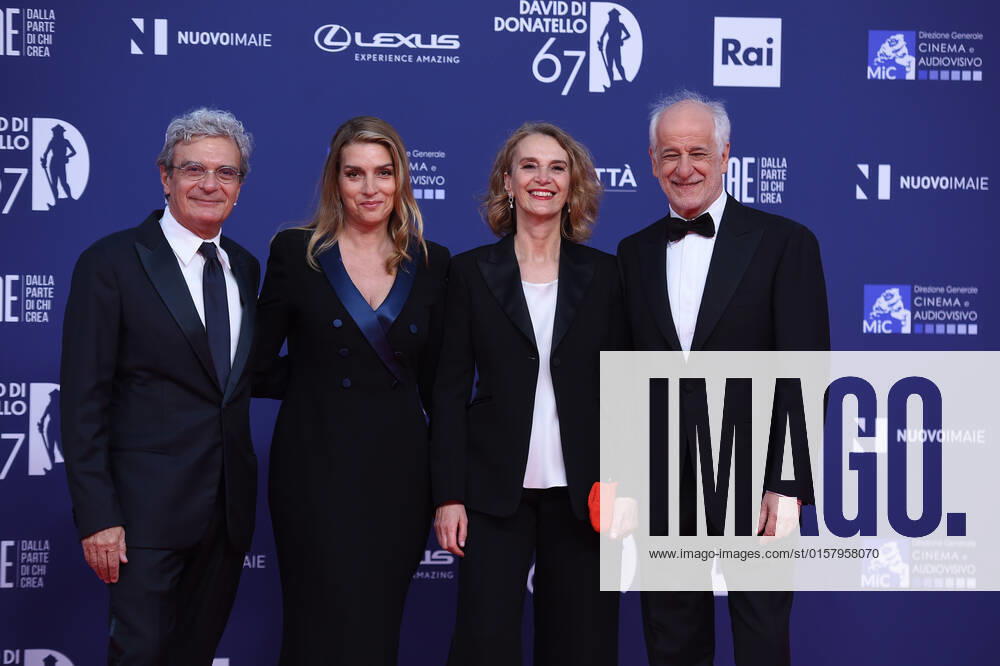 Verleihung des David di Donatello-Preises 2022 in Rom 67th David Di Donatello red carpet Mario Martone and wife ,Tony Servillo and wife attends the 67th David Di Donatello red carpet on May 03, 2022 in Rome, Italy Massimo Insabato