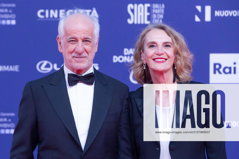 Verleihung des David di Donatello-Preises 2022 in Rom Italy: Red Carpet of David di Donatello 2022 Awards ceremony Toni Servillo and Manuela Lamanna attend the red carpet of David di Donatello 2022 awards ceremony in Rome Rome Italy