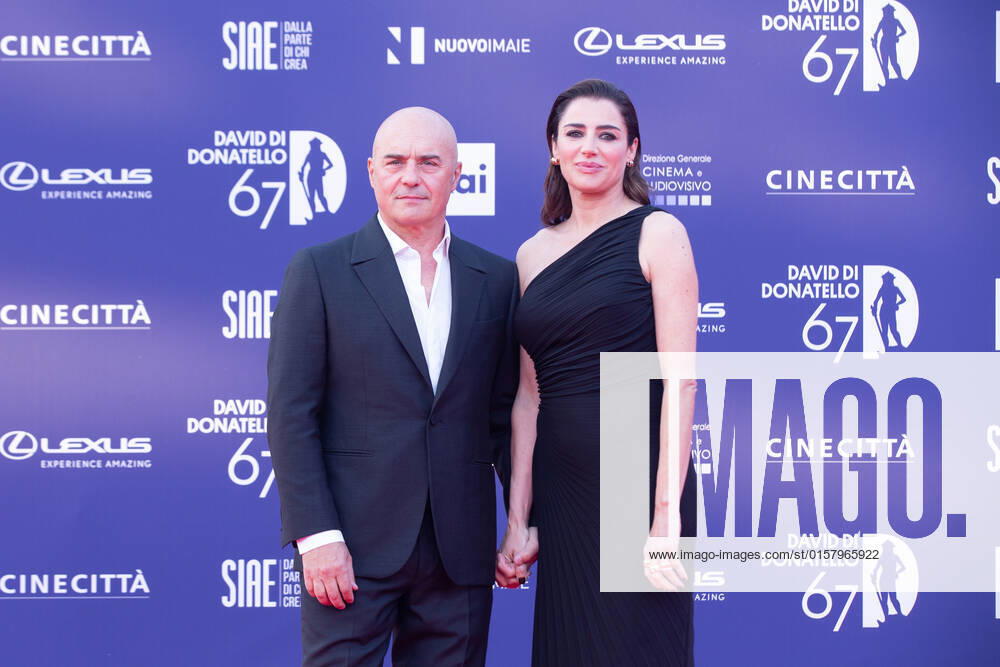 Verleihung des David di Donatello-Preises 2022 in Rom Italy: Red Carpet of David di Donatello 2022 Awards ceremony Luisa Ranieri and Luca Zingaretti attend the red carpet of David di Donatello 2022 awards ceremony in Rome Rome Italy