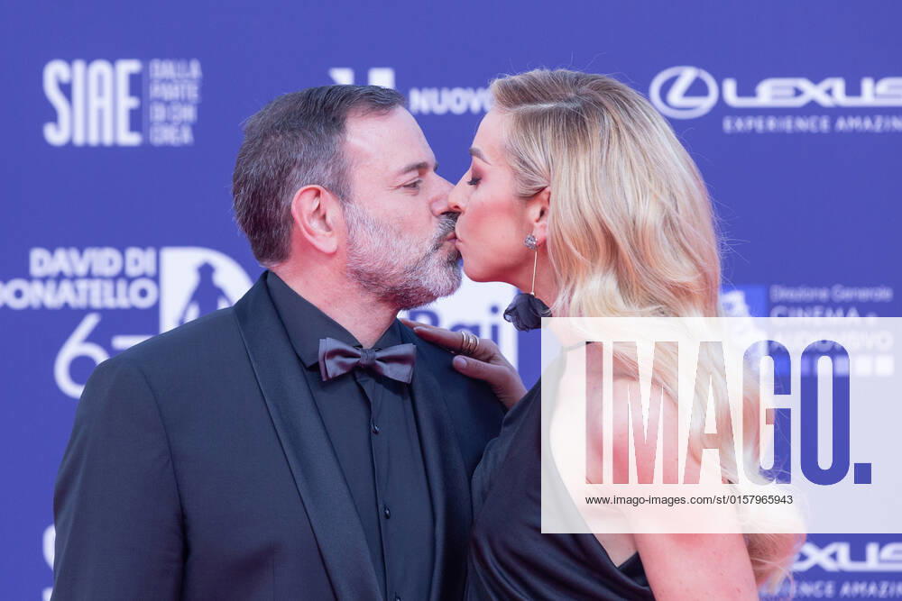 Verleihung des David di Donatello-Preises 2022 in Rom Italy: Red Carpet of David di Donatello 2022 Awards ceremony Fausto Brizzi and Silvia Salis attend the red carpet of David di Donatello 2022 awards ceremony in Rome Rome Italy