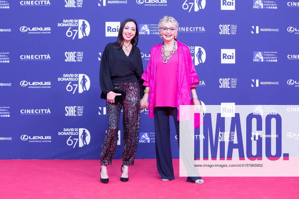 Verleihung des David di Donatello-Preises 2022 in Rom Italy: Red Carpet of David di Donatello 2022 Awards ceremony Enrica Bonaccorti and Verdiana Pettinari attend the red carpet of David di Donatello 2022 awards ceremony in Rome Rome Italy