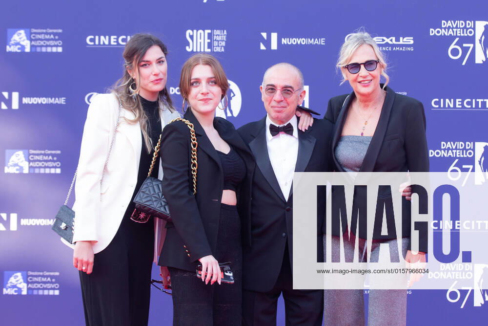 Verleihung des David di Donatello-Preises 2022 in Rom Italy: Red Carpet of David di Donatello 2022 Awards ceremony Giuseppe Tornatore with his wife Roberta Pacetti and his daughters attends the red carpet of David di Donatello 2022 awards ceremony in Rome Rome Italy