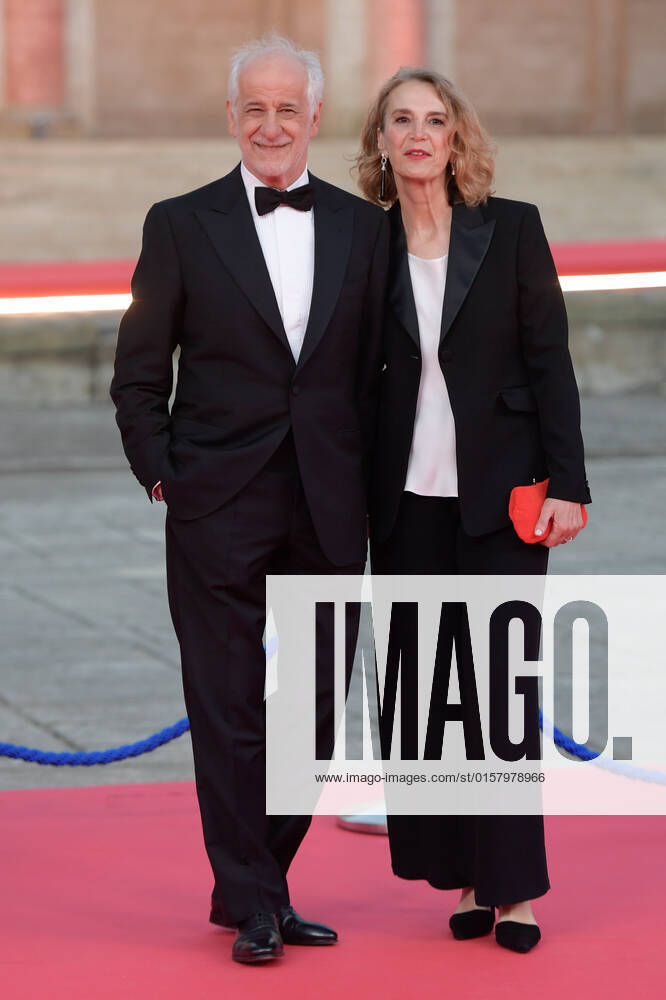 Verleihung des David di Donatello-Preises 2022 in Rom May 3, 2022, Rome, Italy: Toni Servillo (L) and Emanuela Camanna (R) attend the red carpet of the 67th Premi David di Donatello 2022 at Cinecittà Studios. Rome Italy - ZUMAs197 20220503_zaa_s197_322