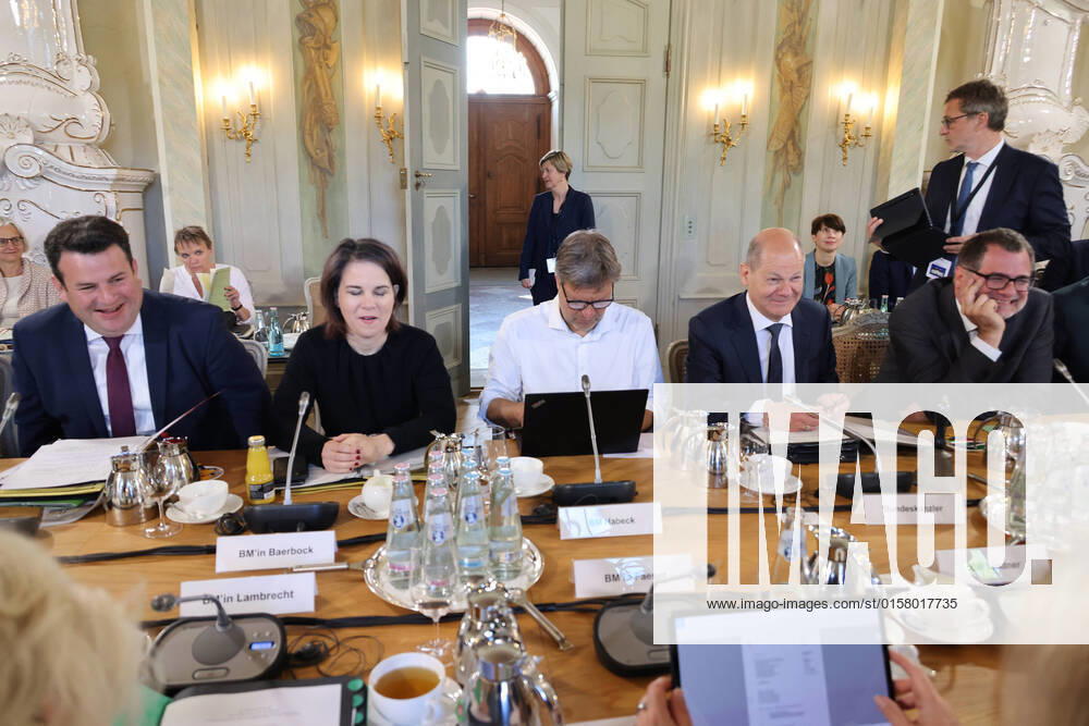 Bundeskabinett und Klausurtagung , Germany, Meseberg, Brandenberg, Gaestehaus der Bundesregierung, Bundeskanzler Olaf Scholz mit dem Bundeskabinett auf Klusuertagung hier am Kabinettstisch Meseberg Brandenburg Germany