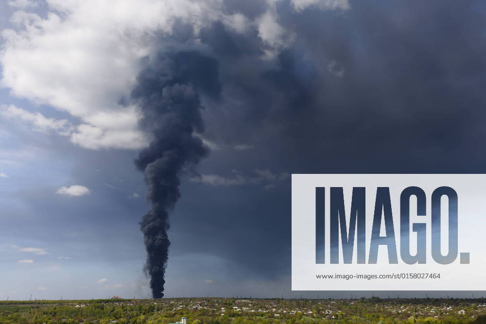Ukraine-Konflikt, Brennendes Öl-Depot in Makijiwka in der Region Donetsk MAKEYEVKA, DONETSK PEOPLE S REPUBLIC - MAY 4, 2022: Gray smoke rises over an oil depot hit by fire. The oil depot s surroundings were shelled by the Armed Forces of Ukraine. The Russian Armed Forces are carrying out a special military operation in Ukraine. Peter Kovalev TASS TS12F8C3