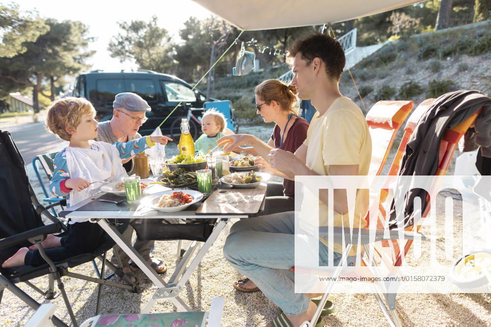 Thema: Familie mit Grossvater beim Camping Seget Vranjica Kroatien