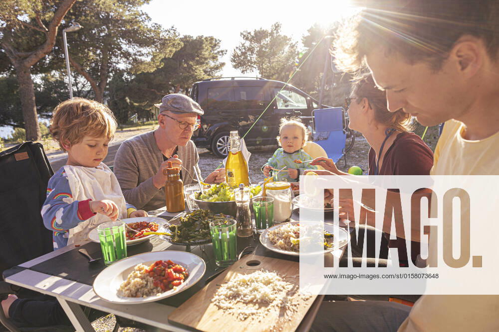 Thema: Familie mit Grossvater beim Camping Seget Vranjica Kroatien