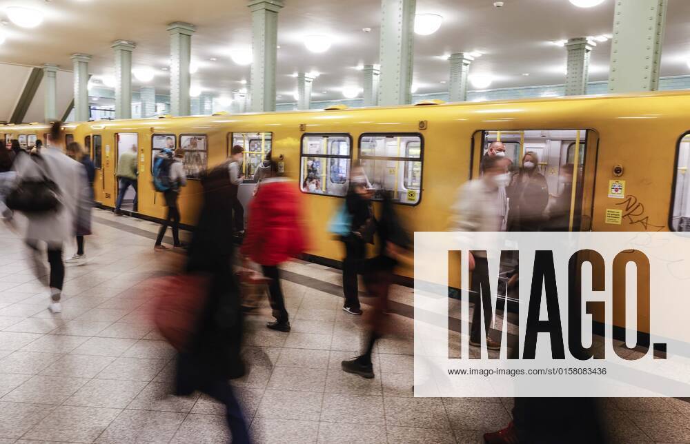9 Euro Ticket Berlin, 04.05.2020 - Eine U-Bahn der Berliner BVG an einer Haltestelle. Ab 1. Juni 2022 kommt das Ticket fuer 9 Euro im Monat. Das 9-Euro-Ticket ist eine Initiative der Bundesregierung, eine Reaktion auf die stark gestiegenen Kraftstoff- und Energiepreise. Berlin Berlin Deutschland