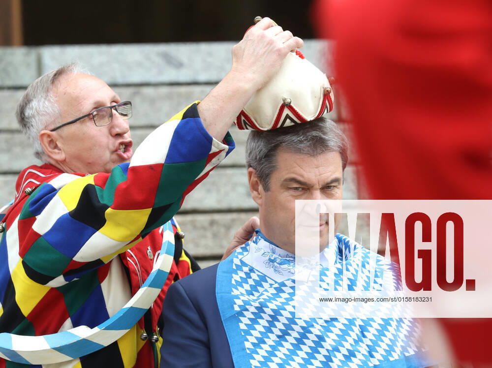 Traditioneller Schäfflertanz im Garten der Bayerischen Staatskanzlei Dr. Markus Söder ( Soeder ) läßt die Schäffler im Garten der Staatskanzlei tanzen Markus Söder bekommt die Narrenkappe aufgesetzt, München Bayern Deutschland Garten der Staatskanzlei