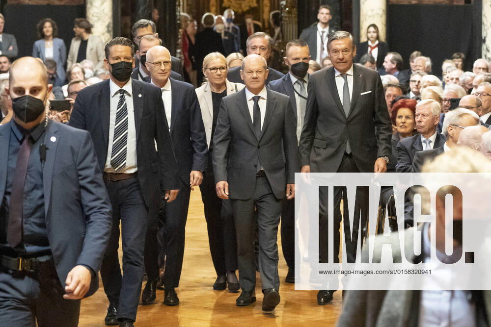 Traditioneller Übersee-Tag zum 100jährigen Bestehen des Übersee-Clubs im Hamburger Rathaus - Olaf Scholz, Bundeskanzler mit Peter Tschentscher, Erster Bürgermeister Freie und Hansestadt Hamburg und Michael Behrendt, Präsident Übersee-Club bei ihrer Ankunft im großen Festsaal des Hamburger Rathauses;Traditioneller Übersee-Tag zum 100jährigen Bestehen des Übersee-Clubs im Hamburger Rathaus - Olaf Scholz, Bundeskanzler mit Peter Tschentscher, Erster Bürgermeister Freie und Hansestadt Hamburg und Michael Behrendt, Präsident Übersee-Club bei ihrer, Hamburg Hamburg Deutschland Rathaus
