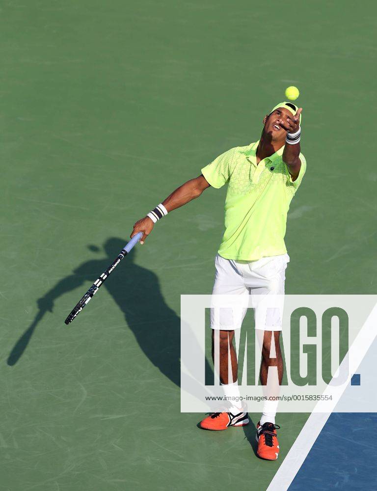 Dubai Tennis Championships 2014, ATP Tennis Herren Tennis Turnier,International Series,Dubai Tennis Stadium, U.A.E., Somdev Devvarman (IND),Aktion,Aufschlag,Ballwurf,Einzelbild,Ganzkoerper, Hochformat,von oben,